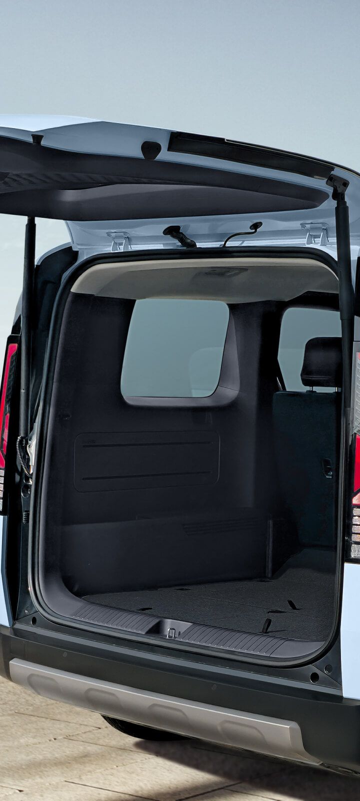Rückansicht des Kia PV5 Passenger mit geöffneter Heckklappe.