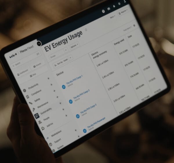 Nahaufnahme eines Tablets mit Kia FMS und Fahrzeugstatusanzeige.