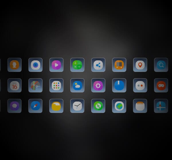 Gitteransicht farbiger App-Icons auf dunklem Fahrzeug-Infotainmentdisplay.
