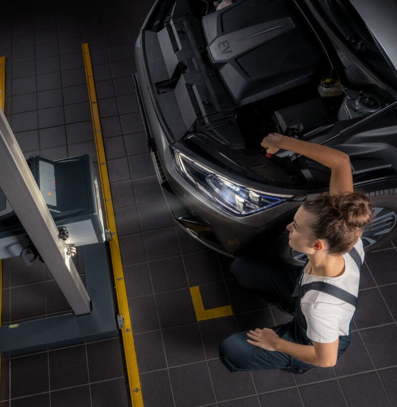 Kia Techniker kontrolliert die Beleuchtung eines Kia Fahrzeugs.