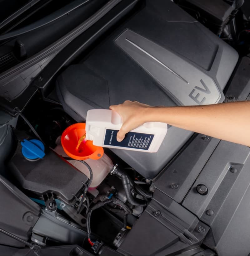 Nachfüllen des Kia EV mit Kia EV Batteriekühlmittel.